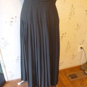 LIZ CLAIBORNE  PLEATED SKIRT  WOMAN'S SIZE 6